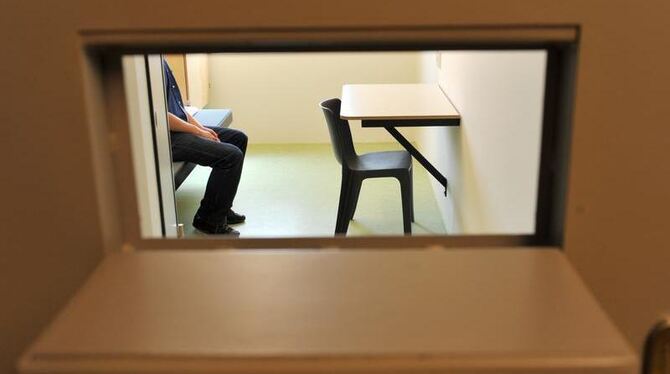 Ein Mann sitzt in der Justizvollzugsanstalt in Offenburg (Ortenaukreis) in einer Einzelzelle. Foto: Patrick Seeger/Archiv