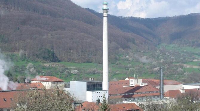 Kennzeichnend für das Landschaftsbild von Albtrauf und Lenninger Tal: Der fast hundert Meter hohe Kamin der Papierfabrik, 1935 g