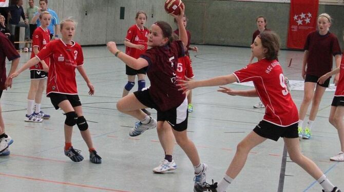 Schnell und druckvoll - zu stark für die Mauer: Diese Handballerin des Metzinger Dietrich-Bonhoeffer-Gymnasiums schießt ein Tor