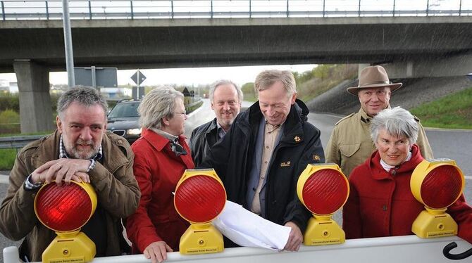 Bezirksbürgermeister und SPD-Stadträte aprilwettergeschüttelt am Efeuknoten: Johannes Schempp (von links), Edeltraut Stiedl, Wer