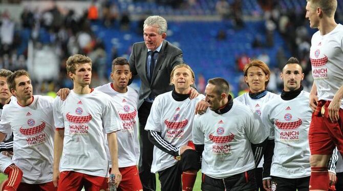 Trainer Heynckes feiert mit den Bayern-Spielern im Bernabéu-Stadion den Einzug ins Finale. Foto: Andreas Gebert