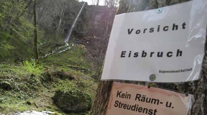 Tourismus am Puls der Zeit? Den Uracher Wasserfall gibt's schon eine kleine Ewigkeit. Das Schild, das auf Eisbruch hinweist, auc