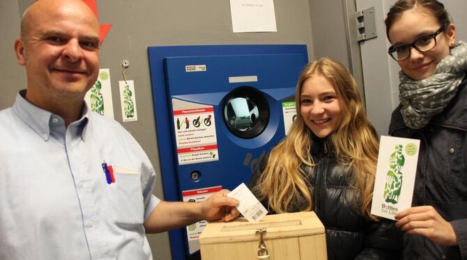 Alice Degelow und Lena Merkle (rechts) sammeln Flaschenpfand zugunsten von Tierschutzprojekten. Diese Idee hat Supermarkt-Betrei