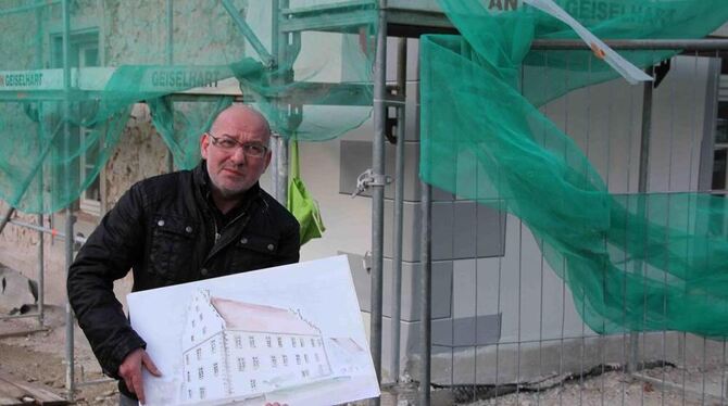 Restaurator Jürgen Schulz-Lorch auf der Schloss-Baustelle. FOTO: LEUA