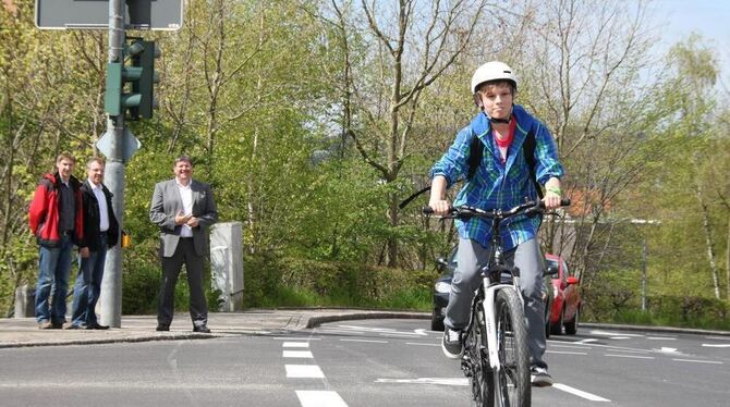 Über abgesenkte Bordsteine kommen Radfahrer auf den kombinierten Geh- und Radweg der Metzinger Eisenbahnbrücke. FOTO: LEISTER