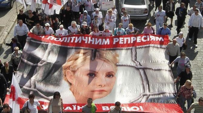 Anhänger der Oppositionsführerin Julia Timoschenko bei einer Demonstration in der ukrainischen Hauptstadt Kiew. Stehen die An