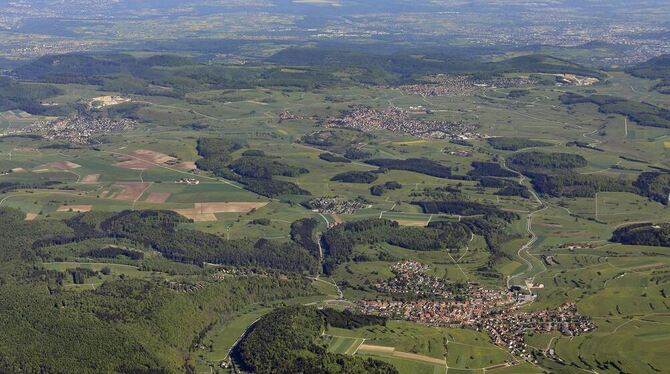 Sonnenbühl auf einen Blick: vorne Epfingen, links hinten Willmandingen, in der Mitte Undingen und dahinter Genkingen.  FOTO: GRO