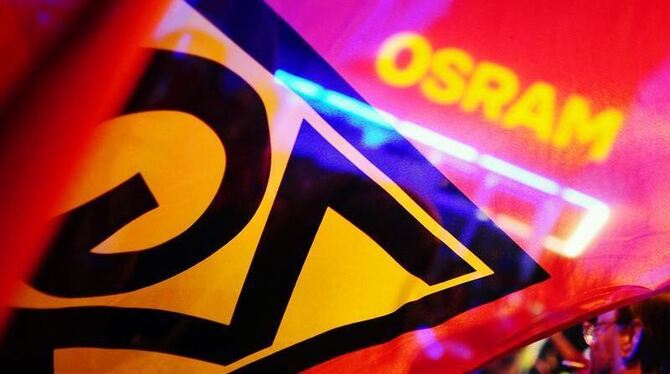 Gewerkschaftler demonstrieren vor dem Osram-Werk in Berlin. Im Tarifkonflikt der Schlüsselindustrie Metall und Elektro kommt