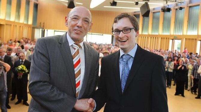 Manfred Schmiderer gratuliert dem neuen Gomaringer Bürgermeister Steffen Heß (rechts).