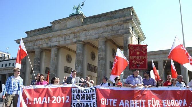 Ein Demonstrationszug des DGB kommt am am Brandenburger Tor in Berlin. Die bundesweiten 1. Mai - Kundgebungen stehen unter de