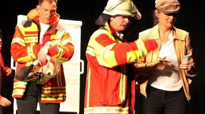 Mit dem Improvisationstheater gingen die Gäste beim Festakt der Jugendfeuerwehr Metzingen auf Mörderjagd. FOTO: MUT