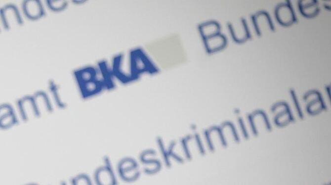 Der Schriftzug des Bundeskriminalamts (BKA) während einer Pressekonferenz in Wiesbaden. Foto: dpa