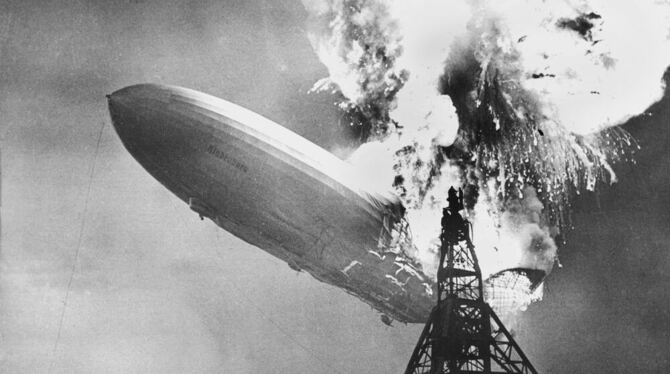 Das Luftschiff LZ 129 »Hindenburg« wird am 6. Mai 1937 auf den Luftschiffhafen von Lakehurst bei New York von einer Explosion zerstört. 	FOTO: DPA