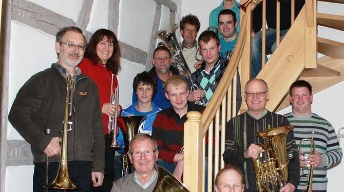 Der Posaunenchor Dottingen im Jubiläumsjahr. Nach 50 Jahren immer noch aktiv dabei ist Gründungsmitglied und Tuba-Bläser Rudi Kr