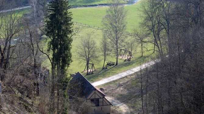 Rechts der Scheune soll der Platz eingeschottert werden für einen Biergarten mit 84 Einzelplätzen. Auf der im Bild zu sehenden R