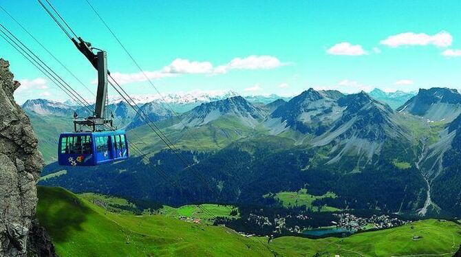 Eine imposante Alpenlandschaft, die mit dem Aroser Rothorn auf knapp 3 000 Meter reicht, ist die Kulisse des Graubündner Kurorts Arosa. FOTO: PR