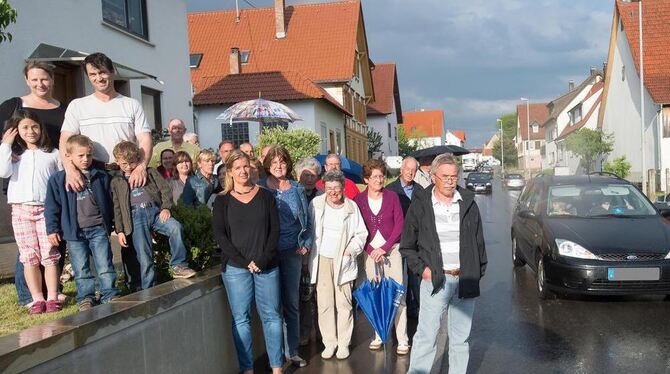 Haben Nase und Ohren gestrichen voll vom Verkehr vor ihren Haustüren: Anwohner der Rommelsbacher Kniebisstraße. FOTO: TRINKHAUS