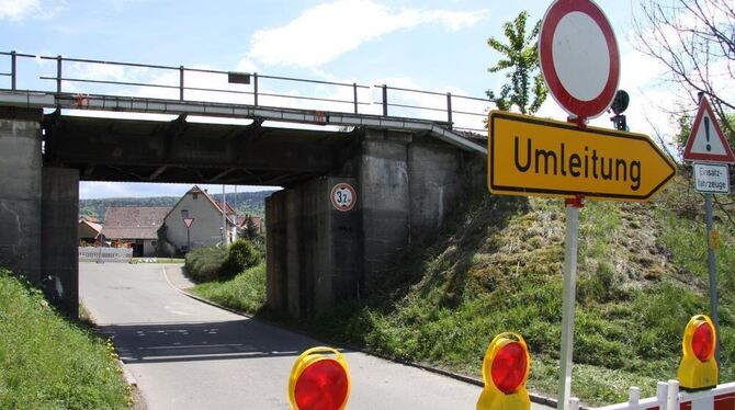 Die beschädigte Eisenbahnbrücke in Belsen wird zunächst abgestützt und dann durch eine Behelfsbrücke ersetzt.  GEA-FOTO: MERKLE