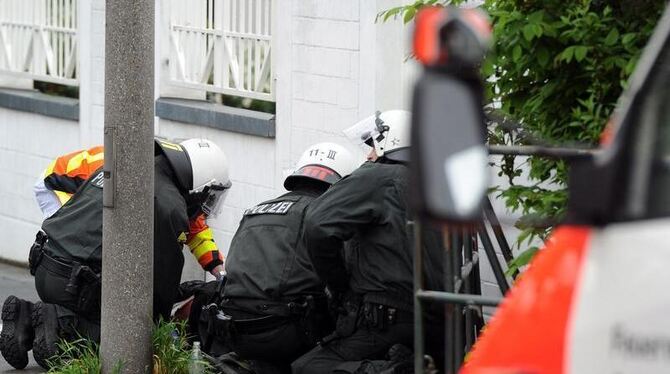 Polizisten und ein Sanitäter helfen bei einer Protestkundgebung gegen eine Wahlkampfveranstaltung der rechtsextremen Splitter