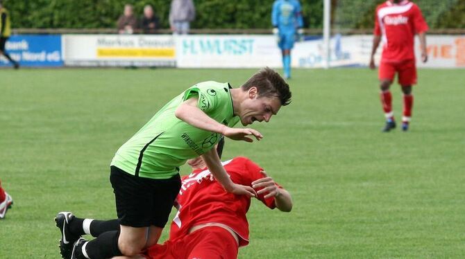 Buchstäblich abgegrätscht wurden die Reutlinger vom Tabellen-15. Bahlinger SC - in dieser Szene wird Mittelfeld-Akteur Benjamin