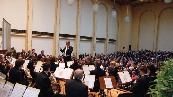 Nicht nur klassische Feuerwehrmusik ließ das Landespolizeiorchester erklingen.  FOTO: ALM