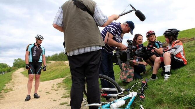 Dreharbeiten für die SWR-Landesschau im Gomaringer Bike-Park: (von links) Robert Mayrhofer, Florian Wörz (Tontechniker), Karsten