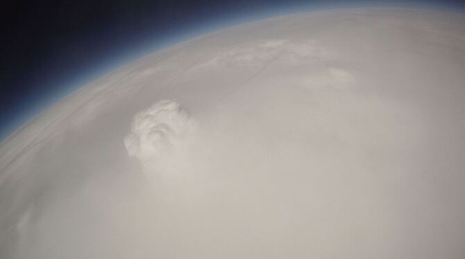 Eindrucksvolle Bilder lieferte die Kamera, die der Wetterballon bis auf 30 Kilometer Höhe brachte: Zu sehen sind dichte Wolken u