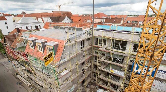 Der Baukörper des Komplexes zwischen Schmied- und Schreinerstraße (links) wurde gegenüber dem Parkhaus Stadtmitte eingezogen, um