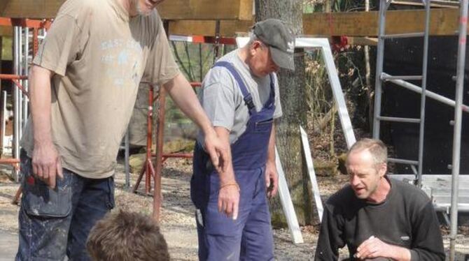 Die Bühnenbauer sind im Naturtheater an der Arbeit.  FOTO: PR