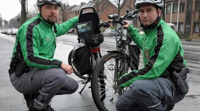 Die verstehen keinen Spaß: Die Münsteraner Polizeibeamten Karsten Böcker (l.) und Carsten Pollert machen Jagd auf radelnde Ve