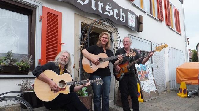 Feilen noch am Zusammenspiel: Friedel Kehrer, Walter Dieterle (links) und Dago de Levie vorm Glemser Hirsch.  GEA-FOTO: IGL