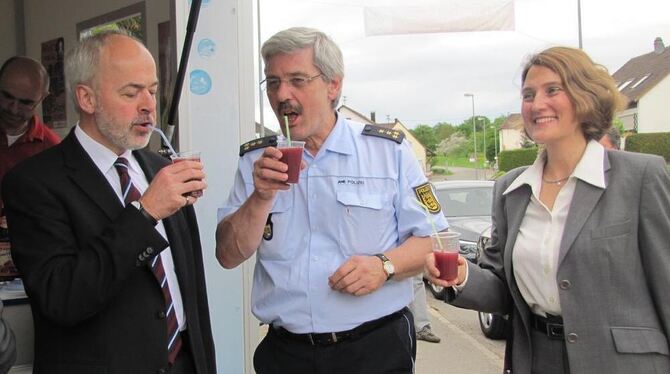 Ließen sich einen »Kiba-Drink« schmecken beim neuen Jugendtreff in der Alten Turnhalle in Walddorfhäslach: Landrat Thomas Reuman