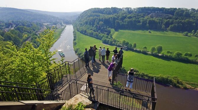 Grand-Canyon-Feeling mitten in Deutschland: Auf der Aussichtsplattform des Weser-Skywalk schweben Besucher in 80 Meter Höhe an den Hannoverschen Klippen.  FOTO: TMN