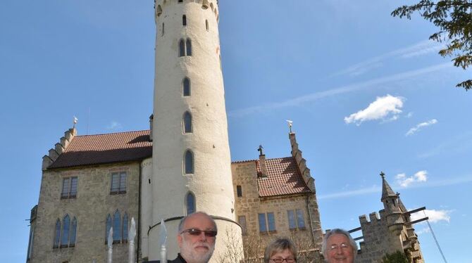 Drei Architektengenerationen, ein Projekt: Gerhard Keppler, Stefanie Mayer und Rudolf Brändle (rechts) vor dem Schloss.