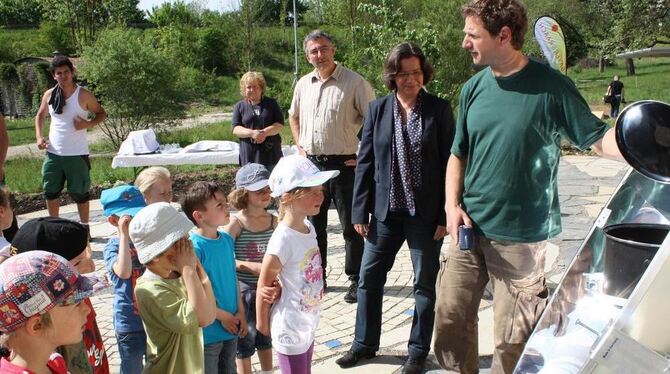 Bernhard Ziegler (rechts) vom Listhof-Team erklärt einer Gruppe von Kindergartenkindern die Funktionsweise eines Solarkochers. N