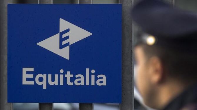 Ein Polizist vor dem Hauptquartier von Equitalia in Rom. Foto: Claudio Peri/Archiv