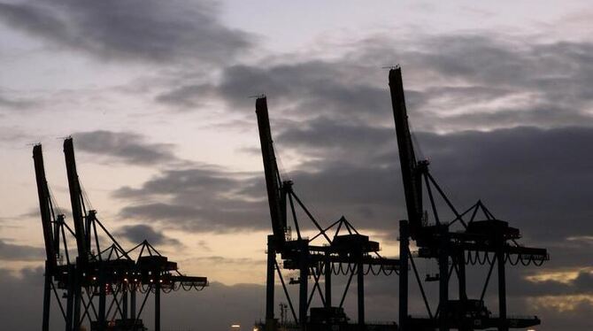 Abendstimmung über einem Containerterminal im Hafen von Hamburg. Foto: Jens Ressing/Archiv