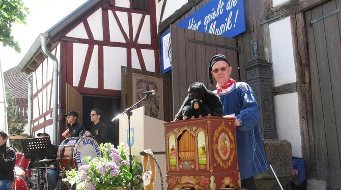 Eine Eröffnung mit viel Musik: Auch Wolfgang Bramberger trug dazu mit der Drehorgel bei.  FOTO: RAB