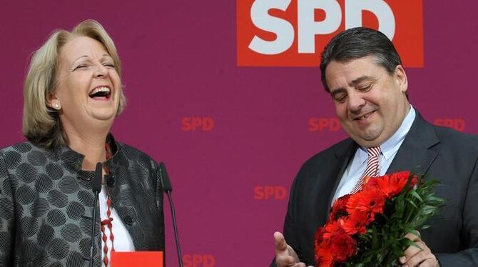 Der Vorsitzende der SPD, Sigmar Gabriel, gratuliert der Ministerpräsidentin von Nordrhein-Westfalen, Hannelore Kraft, im Will