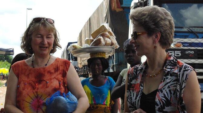 In Westafrika angekommen: Oberbürgermeisterin Barbara Bosch (rechts) und ihre Begleiter - links im Bild Stadträtin Sabine Gross