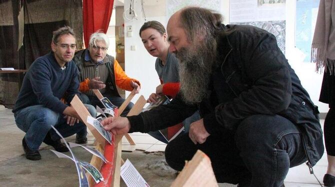 Martina Kaplan (zweite von rechts) vom »Forum Reutlingen« verdeutlichte anhand eines Wasserschlauchs, dass die Echaz einen Großt