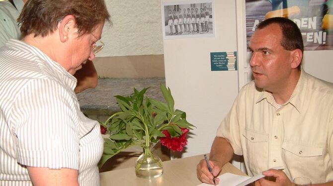 Frank Ausmeier hat etliche seiner Bildbände für die Besucher signiert. FOTO: KABLAOUI