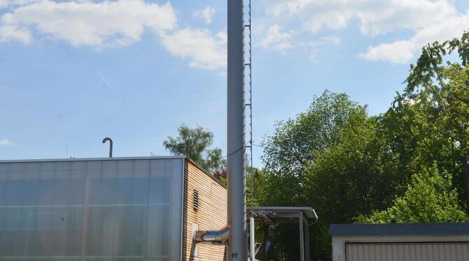 22 Meter hoch ragt der Schornstein der Heizzentrale der Bruderhaus-Diakonie im Gaisbühl in den Himmel.  FOTO: TRINKHAUS