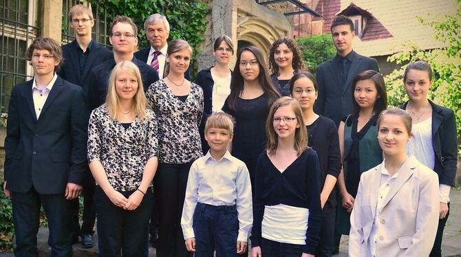 Klaviernachwuchs im Gruppenbild: die Preisträger des GdM-Wettbewerbs vor dem Konzert im Heimatmuseumsgarten.