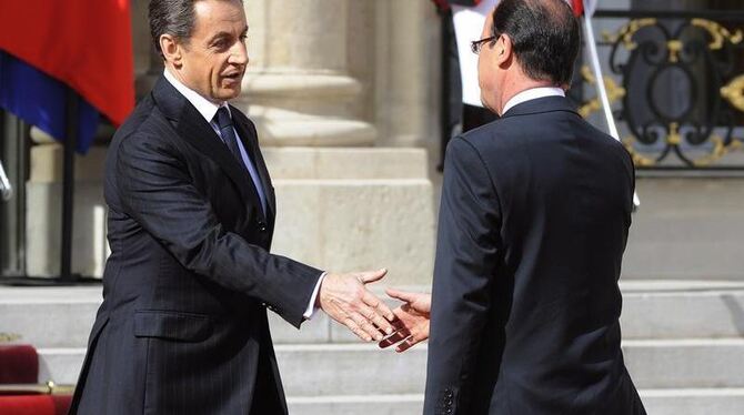 Wechsel: Der scheidende konservative Präsident Nicolas Sarkozy (l) empfängt seinen Nachfolger Francois Hollande (r) vor der Z