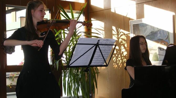 Annika Starc (l.) und Anja Gampp mit Teilen ihres Wettbewerbsprogramms.  FOTO: TBÖ