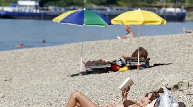 Der Rhein als Freizeitvergnügen: Sonne im Mannheimer Strandbad.