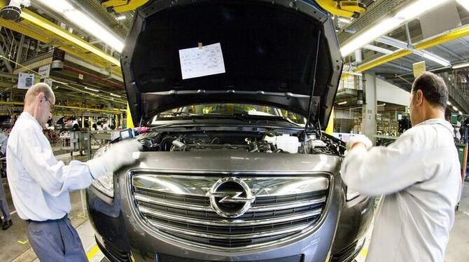 Arbeiter montieren die Einheit aus Kühlergrill und Stossstange des Modells Insignia im Opel-Werk in Rüsselsheim. Foto: Frank