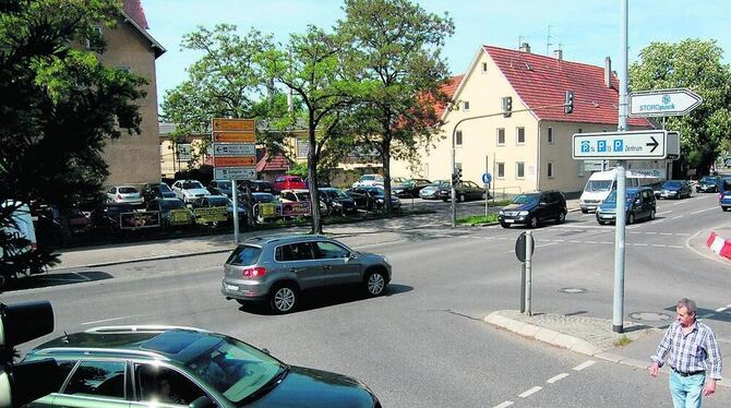 Nur Fußgänger und Radfahrer können die Straßen während der Bauzeit queren. Alle Geschäfte bleiben aber anfahrbar.