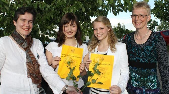 Zonta Präsidentin Christiane Loelgen (links) gratuliert den beiden Preisträgerinnen Katharina Digel und Claudia Epple und überre